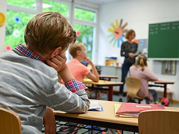 Kinder  und Jugendliche lernen in der Schule allein zeitlich betrachtet deutlich mehr als Zuhause.Arne Dedert, dpa