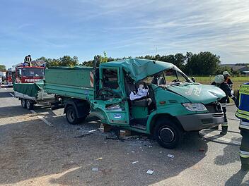 Transporter und Traktor kollidieren