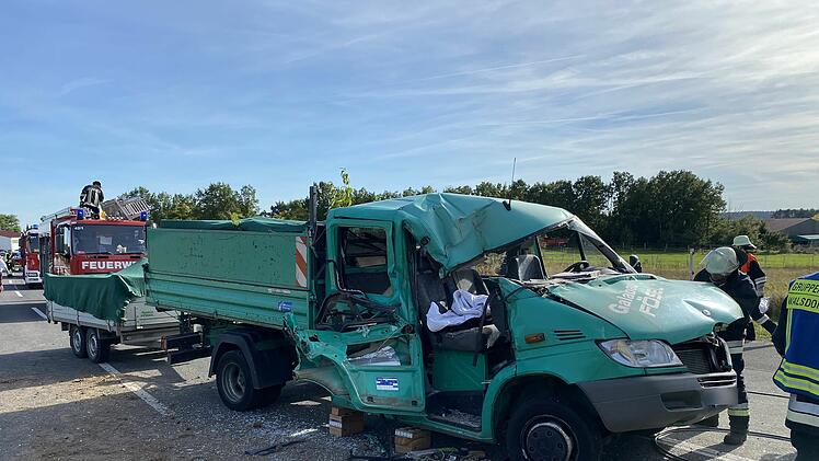 Transporter und Traktor kollidieren