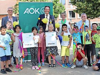 An der Zertifikatsübergabe nahmen neben den Erstklässlern auch (v. l.) Oberbürgermeister Uwe Kirschstein, Direktor Klaus Knorr (AOK Bamberg und Forchheim), Doris Spoddig (Ernährungsexpertin) und Schulleiter Martin Horn teil.