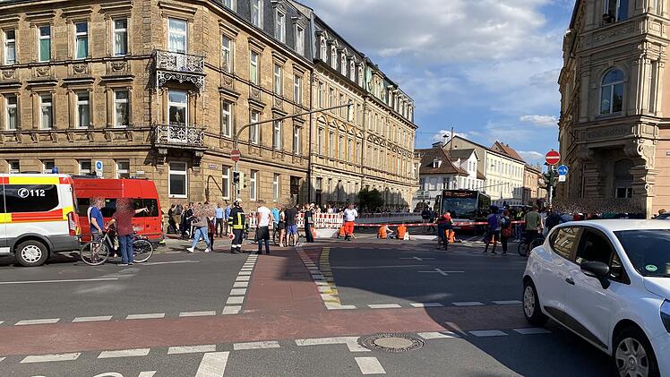 Bamberg: Feuerwehr gerät bei Klimakleber-Blockade "zwischen die Fronten"