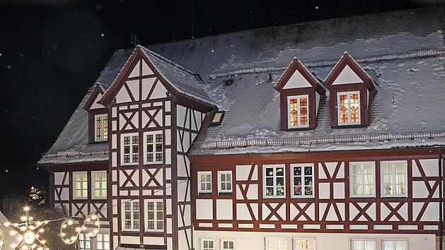 Am Rathaus Igensdorf findet der Adventsmarkt statt.