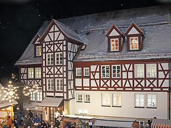 Am Rathaus Igensdorf findet der Adventsmarkt statt.