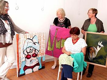 Kunst und ihre Künstler: Brigitte Graf-Nekola, Lydia Trossen, sitzend Eva Ballnath und Gisela Koch (v.l.)