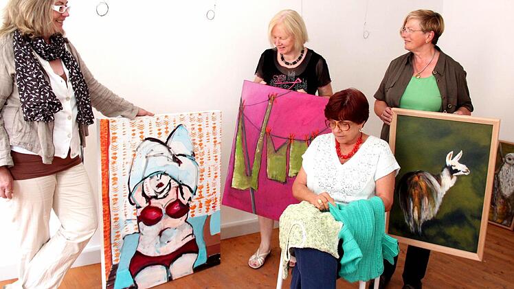 Kunst und ihre Künstler: Brigitte Graf-Nekola, Lydia Trossen, sitzend Eva Ballnath und Gisela Koch (v.l.)