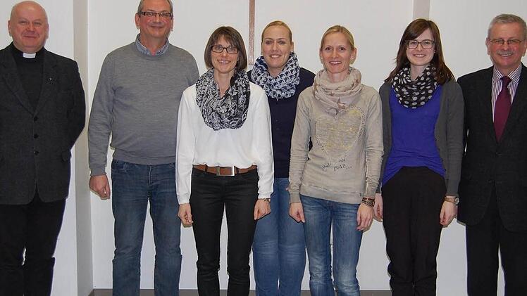 Die Verantwortlichen des St. Johannesvereins (von links): Pfarrer Jaroslaw Woch, Jürgen Weigand, Carmen Götz, Julia Schübert, Christina Füller, Irina Fehr und Bürgermeister Gotthard Schlereth.