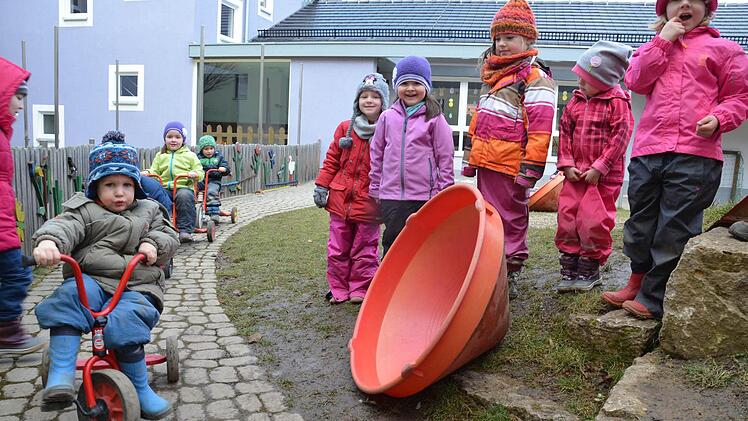 Die Kinder der Kindertagesstätte "Pusteblume" spielen gerne und regelmäßig draußen. Zur Anschaffung neuer Tretautos wurden Mittel in den neuen Haushalt für 2015 eingestellt. Auf die neuen Geräte freuen sich: (von links) Erik Wiebel, Paulina Geiger, Noel Männl, Alexa Geier, Antonia Geiger, Ronja Feeser, Pauline Heim und Sarah Matthes.  Foto: Jana Keul