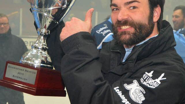 Da ist das Ding: Lindaus Trainer Sebastian Buchwieser krönt sein erstes Jahr mit dem Titel.