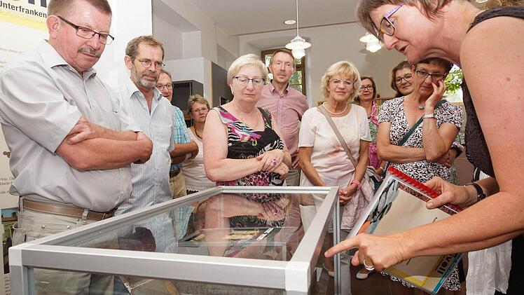 Besucher drängen sich bei der Eröffnung um eine Vitrine.Foto: Arkadius Guzy