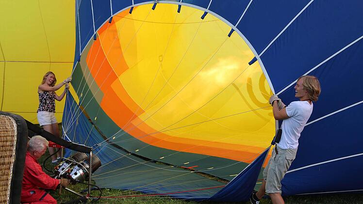 Daniel Heid aus Hundsboden und seine Freundin Anne-Sofie bereiten den Ballon vor. Foto: Franz Galster