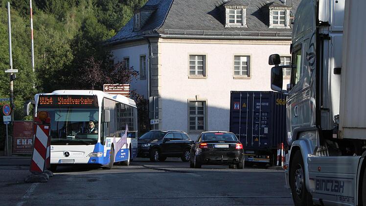 Am Freitag startet der Ausbau der Ecke Bahnhofstraße/Hammelburger Berg. Foto: Ulrike Müller