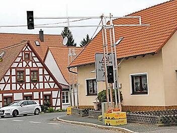 Die mobile Ampelanlage an der Eggolsheimer Hauptstraße wird voraussichtlich bereits Ende der Woche wieder verschwinden.  Foto: erl