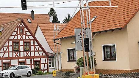 Die mobile Ampelanlage an der Eggolsheimer Hauptstraße wird voraussichtlich bereits Ende der Woche wieder verschwinden.  Foto: erl