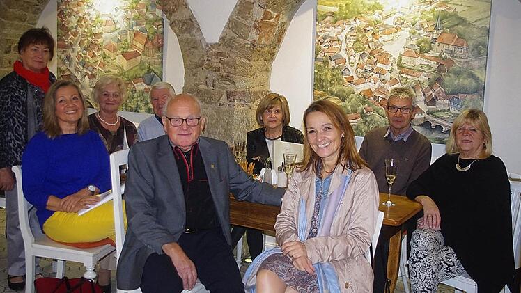 "Ver-ort-ungen" - So lautet der Titel der neuen Ausstellung von Georg Partheymüller (vorne), die im Café "Lorla" in Kronach zu sehen ist.  Foto: Heike Schülein
