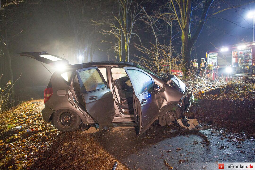 Pkw kracht gegen Baum bei Schwarzenbruck
