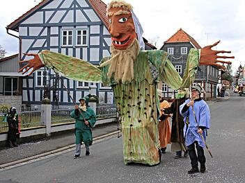 Die Hexe aus dem "Zauberwald des Sonnenhofes" war der Hingucker im Faschingsumzug. Foto: Helmut Will