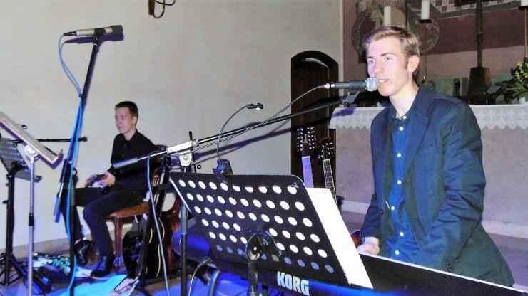 Erik Konietzko (rechts) und Leon Büttner bei ihrem Auftritt. Foto: Birgit Kunig