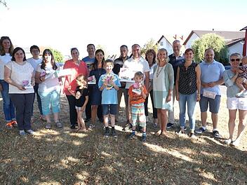 Gemeinsam stark für die Spenden-Aktion: Die Akteure und Helfer mit Bürgermeisterin Sonja Reubelt. 700 Euro sind zusammengekommen im Rahmen der Triennale. Foto: Marion Eckert