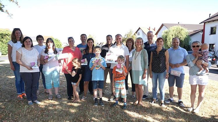 Gemeinsam stark für die Spenden-Aktion: Die Akteure und Helfer mit Bürgermeisterin Sonja Reubelt. 700 Euro sind zusammengekommen im Rahmen der Triennale. Foto: Marion Eckert