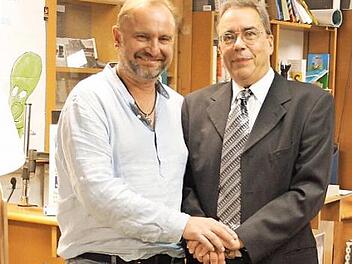 Buchhändler Christian Schmidt (r.) hatte sich als Friedhofswart ausstaffiert und stellte so die gleichnamige Figur aus Helmut Vorndrans neuem Roman dar. Foto: privat