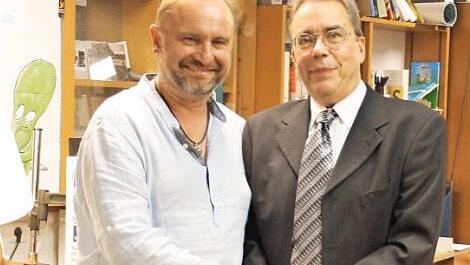 Buchhändler Christian Schmidt (r.) hatte sich als Friedhofswart ausstaffiert und stellte so die gleichnamige Figur aus Helmut Vorndrans neuem Roman dar. Foto: privat