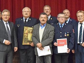 In der Versammlung fanden zahlreiche Ehrungen statt. Das Bild zeigt (von links) Johannes Nitsche, B&uuml;rgermeister Timo Erhardt, B&uuml;rgermeister Peter Ebertsch, Kreisjugendwart Dirk Raupach, B&uuml;rgermeister Rainer Detsch, Ehrenkreisbrandinspektor Hans-Ulrich M&uuml;ller, Fraktionsvorsitzenden Richard Rauh, Kreisbrandinspektor Harald Schnappauf, J&uuml;rgen Lang, Rudolf Dressel, B&uuml;rgermeister Wolfgang Beiergr&ouml;&szlig;lein, Landrat Klaus L&ouml;ffler, Kreisbrandrat Joachim Ranzenberger und Michael Renner. Foto: Matthias Sc...