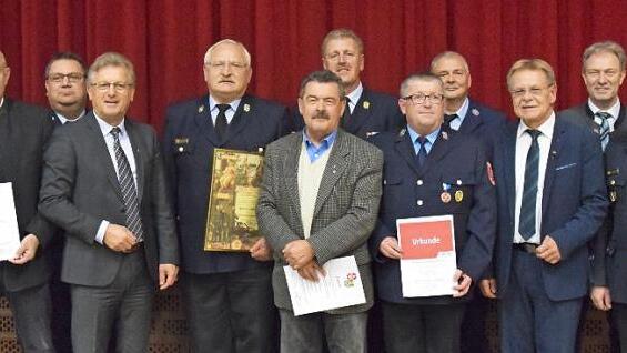In der Versammlung fanden zahlreiche Ehrungen statt. Das Bild zeigt (von links) Johannes Nitsche, Bürgermeister Timo Erhardt, Bürgermeister Peter Ebertsch, Kreisjugendwart Dirk Raupach, Bürgermeister Rainer Detsch, Ehrenkreisbrandinspektor Hans-Ulrich Müller, Fraktionsvorsitzenden Richard Rauh, Kreisbrandinspektor Harald Schnappauf, Jürgen Lang, Rudolf Dressel, Bürgermeister Wolfgang Beiergrößlein, Landrat Klaus Löffler, Kreisbrandrat Joachim Ranzenberger und Michael Renner. Foto: Matthias Sc...