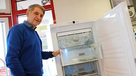 Elektromeister Roger Mayer rät, Stromfresser im Haushalt ausfindig zu machen und nach intelligenten Lösungen zu suchen. Foto: Matthias Einwag