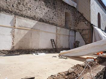 Das Dach der Sakristei ist abgebaut. Ein provisorischer Zwischenboden wurde eingebaut, damit die Bauarbeiten fortgeführt werden können. Foto: Marion Eckert