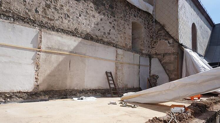 Das Dach der Sakristei ist abgebaut. Ein provisorischer Zwischenboden wurde eingebaut, damit die Bauarbeiten fortgeführt werden können. Foto: Marion Eckert