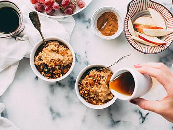 Agavendicksaft ist besonders beliebt am Frühstückstisch: Dort wird er zum Süßen von Müslis, Smoothies oder Pancakes genutzt.