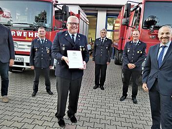 Mit dem Ehrenzeichen in Gold wurde Klaus Pöhlmann für seine 40-jährige Dienstzeit ausgezeichnet. Im Bild (von links) Dritter Bürgermeister Dieter Pöhlmann, Vorsitzender Thomas Zimmerman, Klaus Pöhlmann, Kreisbrandinspektor Fritz Weinlein, Kommandant Thomas Zimmermann und stellvertretender Landrat Jörg Kunstmann