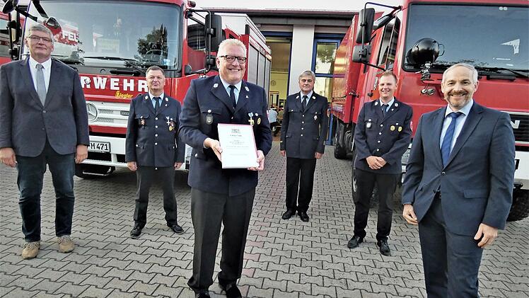 Mit dem Ehrenzeichen in Gold wurde Klaus Pöhlmann für seine 40-jährige Dienstzeit ausgezeichnet. Im Bild (von links) Dritter Bürgermeister Dieter Pöhlmann, Vorsitzender Thomas Zimmerman, Klaus Pöhlmann, Kreisbrandinspektor Fritz Weinlein, Kommandant Thomas Zimmermann und stellvertretender Landrat Jörg Kunstmann