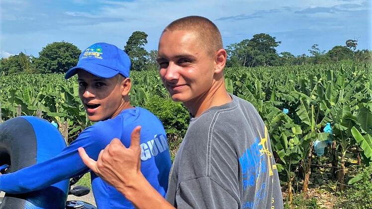 Luca Söder (20) mit Mototaxi-Fahrer Kevin auf dem Weg ins Dorf zum Essen holen.