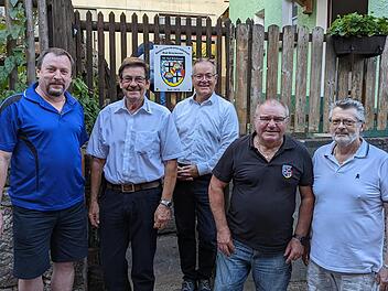 Ein Personalwechsel und diverse Ehrungen standen auf der Tagesordnung der Mitgliederversammlung. Im Bild von links nach rechts: Günther Übelacker, Harald Benke, Frank Glasmacher, Karl Veit, Christian Eilingsfeld.     Foto: Thomas Kötzner