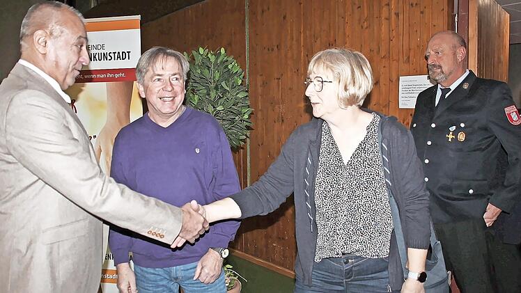 B&uuml;rgermeister Robert H&uuml;mmer musste beim Neujahresempfang H&auml;nde am laufenden Band sch&uuml;tteln. Das Foto zeigt ihn zusammen mit (von links) Alwin Kauppert und Beate Schreck vom Gartenbauverein Burkheim sowie von der Freiwilligen Feuerwehr Maineck den ...