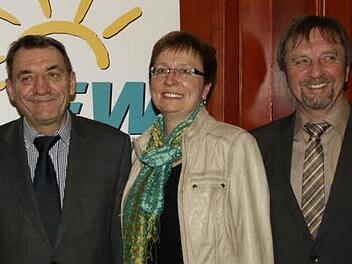 Die Freien Wähler gehen mit der Landratskandidatin Birgit Bayer in die Kommunalwahl 2014. Unterstützt wird sie von Oskar Ebert (links) und Peter Klein.  Foto: sw