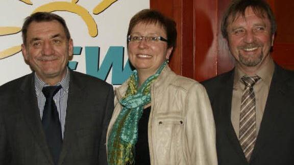 Die Freien Wähler gehen mit der Landratskandidatin Birgit Bayer in die Kommunalwahl 2014. Unterstützt wird sie von Oskar Ebert (links) und Peter Klein.  Foto: sw