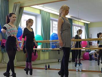 Ein ganzes Jahr lang haben die jungen Tänzerinnen aus den Haßbergen im Spiegelsaal in Breitbrunn fleißig geprobt. Foto: Meissner