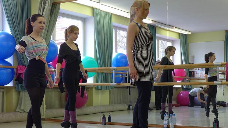 Ein ganzes Jahr lang haben die jungen Tänzerinnen aus den Haßbergen im Spiegelsaal in Breitbrunn fleißig geprobt. Foto: Meissner