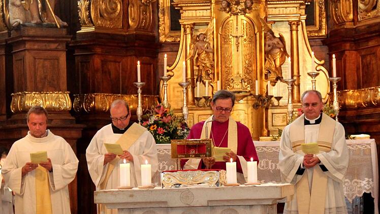 Pastoralreferent P.Jankowitz, Diakon G.Patzek, Msgr.G. Holzschuh, Dekan K. Kemmer. Foto: Blum