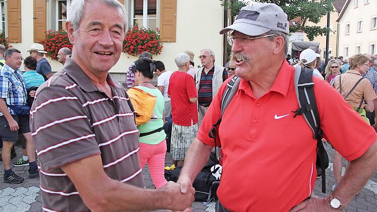 Herzlich begrüßt Gottfried Stürzenberger seinen Stammgast Egon Scheiner aus Karlstadt.