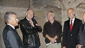 Spendenübergabe in der Türmerstube mit (von links): Roland Friedrich, Bürgermeister Helmut Blank, Wolfram Graeber, Stiftungsrats-Vorsitzendem Kay Blankenburg, Landrat Thomas Bold, Karl Beudert, Roman Jonas.  Foto: Arnold Nöth