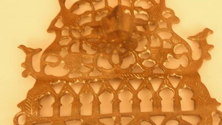 Auch besondere Museumsstücke findet man im Ausstellungsraum wie diesen Chanukka-Leuchter. Foto: Günther Geiling