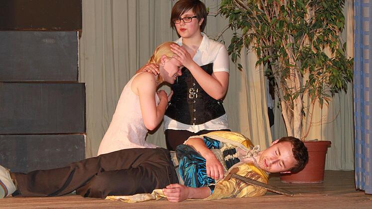 Gretchens Bruder ist tot, Gretchen und Nachbarin Marthe beweinen den Leichnam. Foto: Katharina Becht