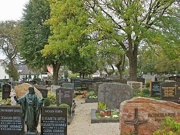 Auch die Staffelsteiner Friedhofskultur sieht nur noch auf den ersten Blick aus wie gewohnt. Die neue Urnenwand und das anonyme Grab verändern besonders den Anblick des hinteren Teils des Friedhofs. Foto: Lisa Kieslinger