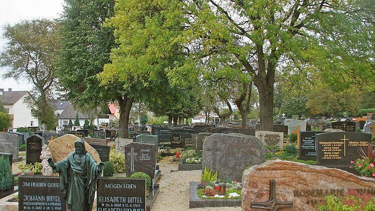 Auch die Staffelsteiner Friedhofskultur sieht nur noch auf den ersten Blick aus wie gewohnt. Die neue Urnenwand und das anonyme Grab verändern besonders den Anblick des hinteren Teils des Friedhofs. Foto: Lisa Kieslinger