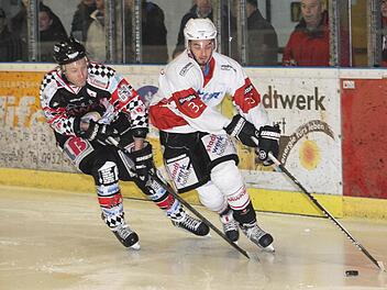 Nicht nur Max Hildenbrand (rechts) muss sich am Wochenende ins Zeug legen, wenn die Haßfurter "Hawks" auf die Topteams aus Dingolfing und Pegnitz treffen. Der Angreifer und seine Teamkollegen gehen erneut zwei Mal als Außenseiter ins Rennen. Foto: rn