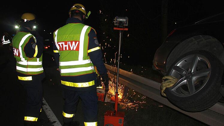 Die Männer des THW setzten eine Flex zum Abtrennen der Leitplanke ein.  Foto: Friedwald Schedel