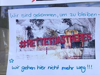 Eines von ungezählten Plakaten, mit denen Schüler und Lehrer gegen die Schließung des Bamberger Theresianums protestieren. Foto: privat